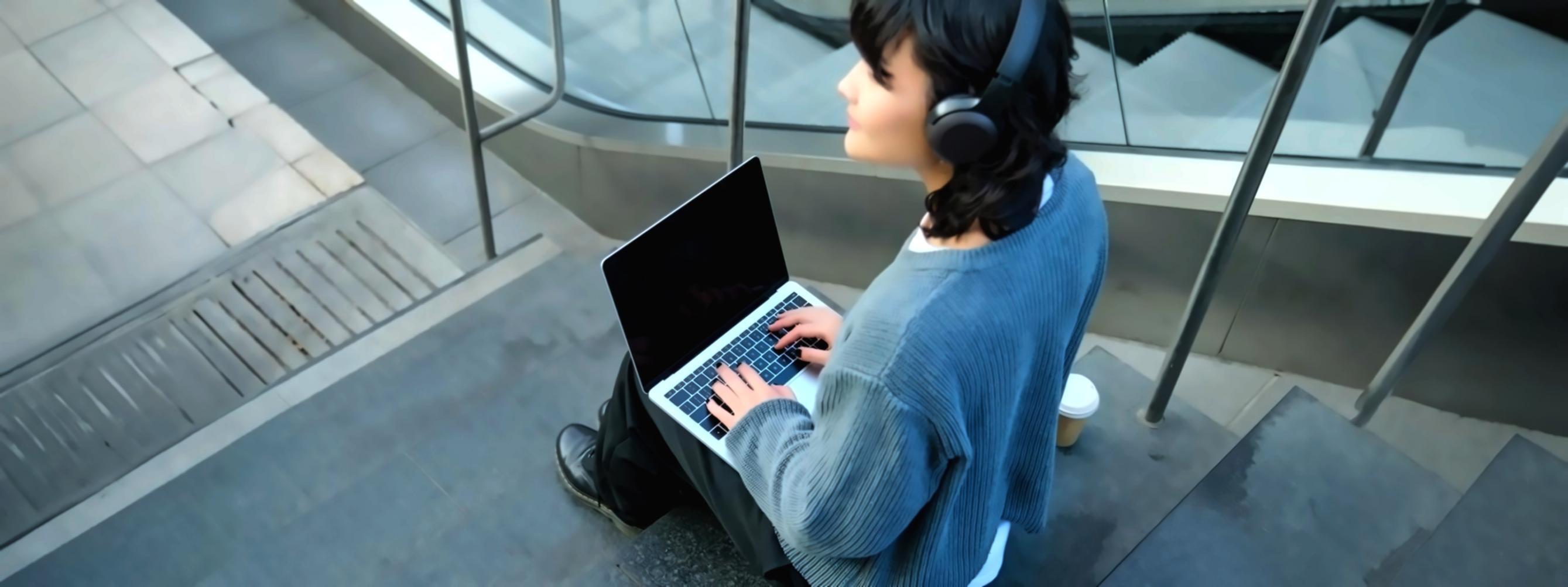 Finanzanalysten bei der Arbeit mit Marktdaten und Analysesoftware
