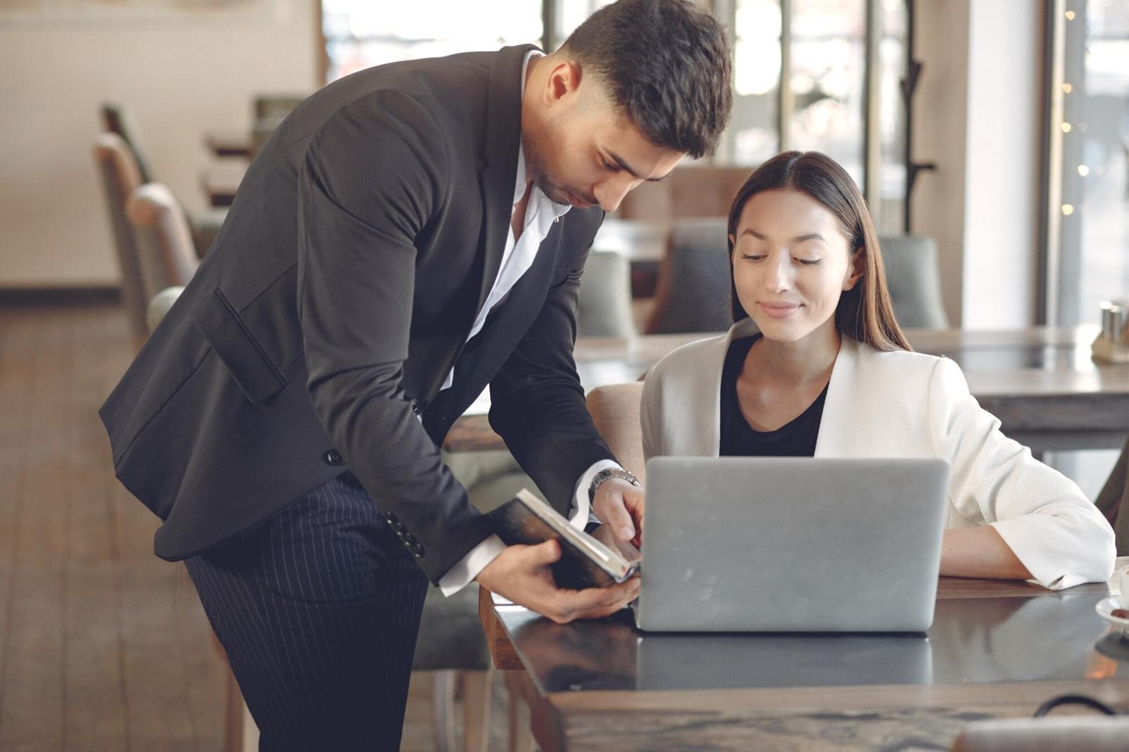 Professionelle Finanzberatung in modernem Büro mit detaillierten Analysedokumenten