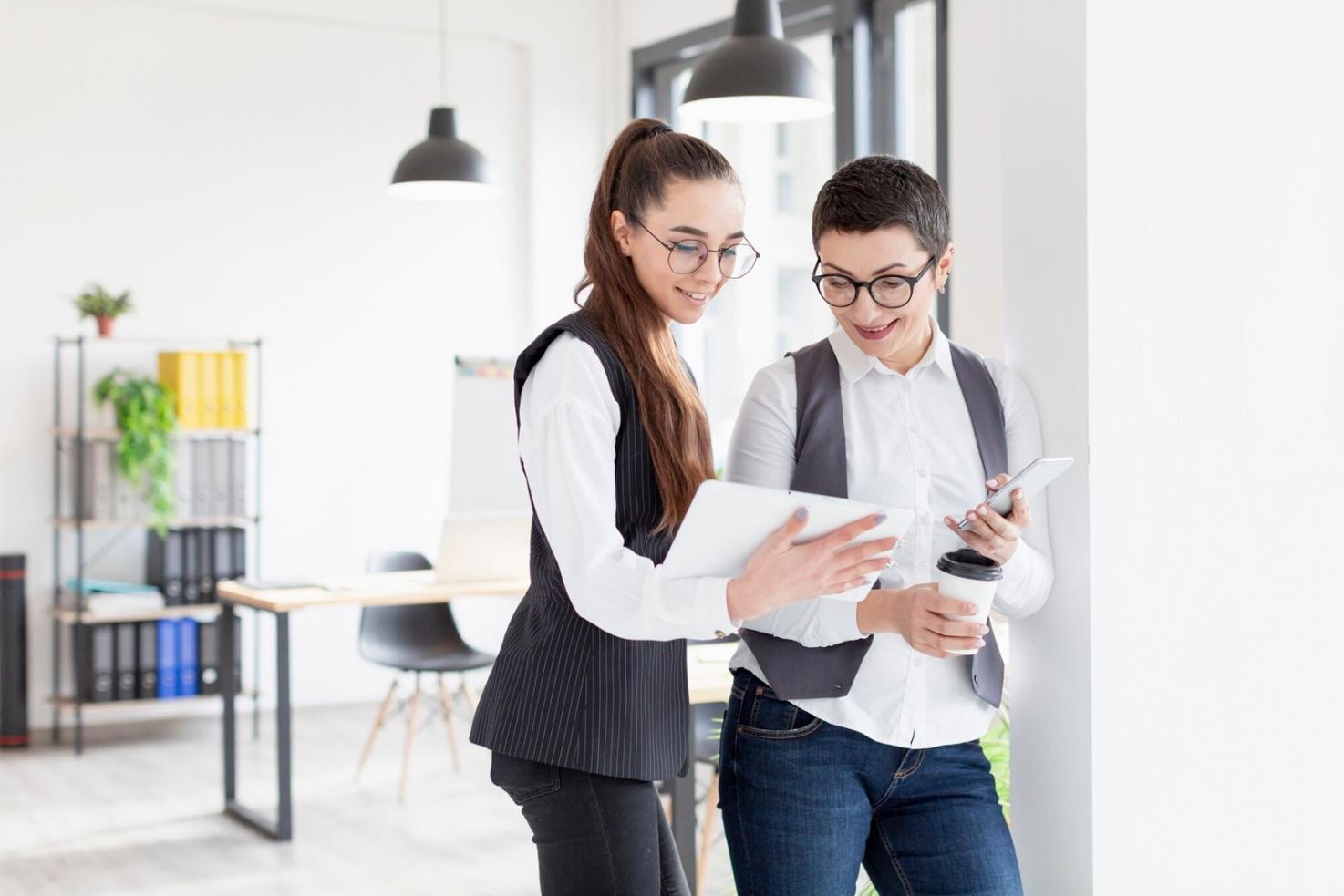 Team beim gemeinsamen Arbeiten an Finanzanalysen
